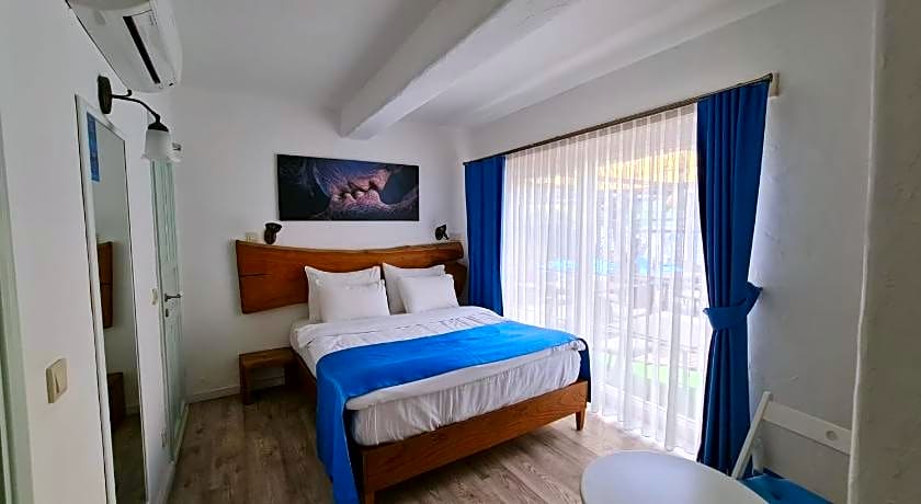 Rebetiko Hotel                                                             