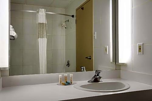 Travelodge Hotel by Wyndham Montreal Airport