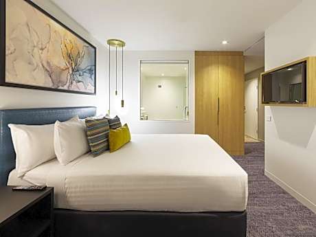Executive Studio with Separate Lounge, Sofa Bed and Bathtub