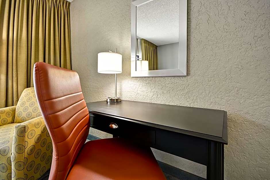 Photo 1 of 2 of 1 King Bed, Hearing Accessible