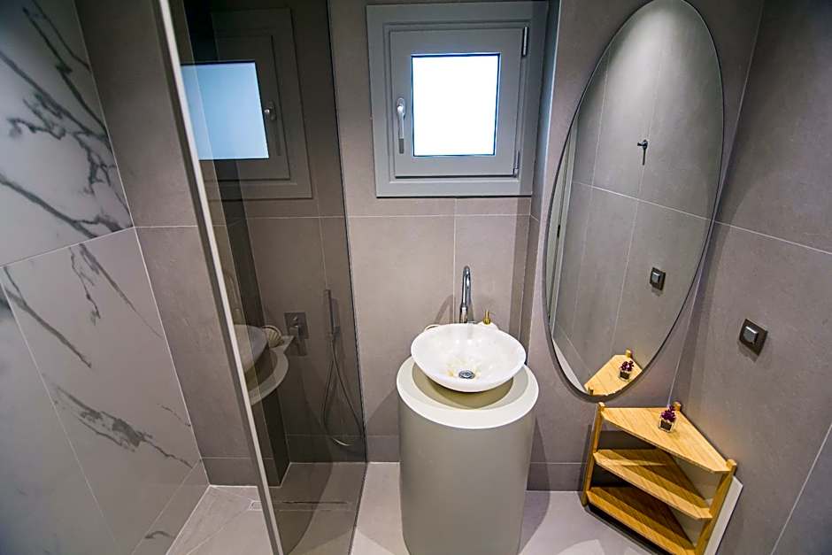 IO Luxury Pool & Hot Tub Suites