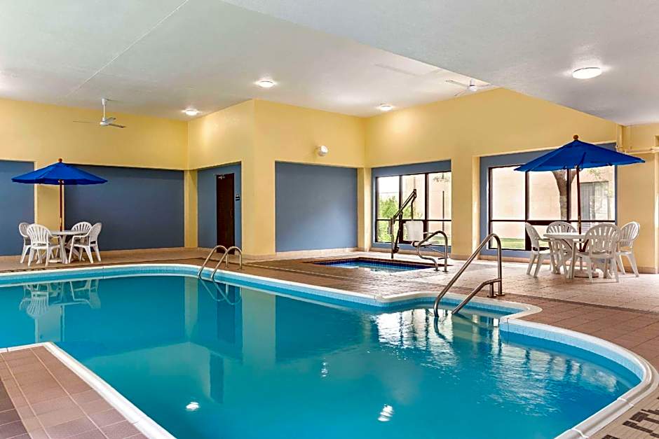 Days Inn by Wyndham Fargo
