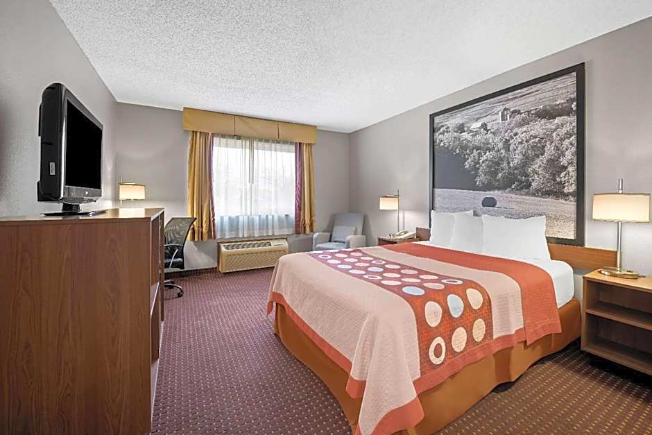 Super 8 by Wyndham Waverly