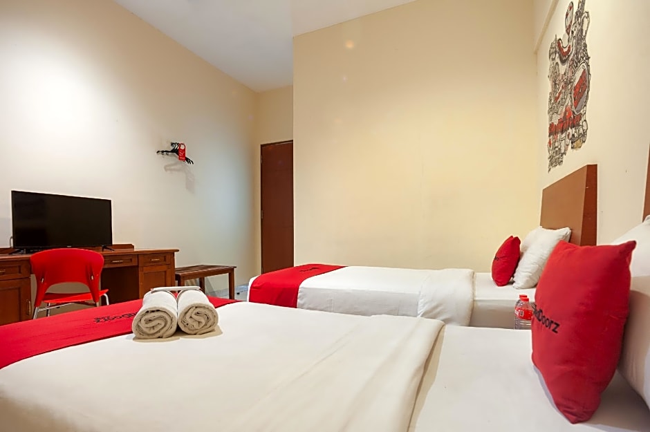 RedDoorz Plus near Plaza Blok M