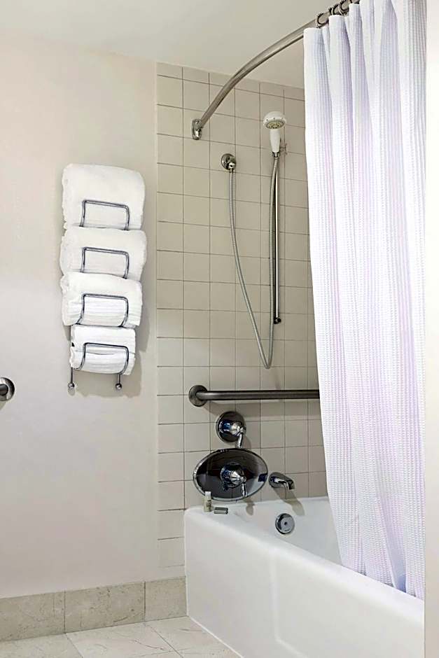 Renaissance by Marriott Newark Airport Hotel