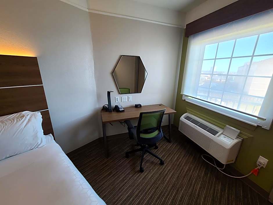 Holiday Inn Express & Suites Galveston West - Seawall