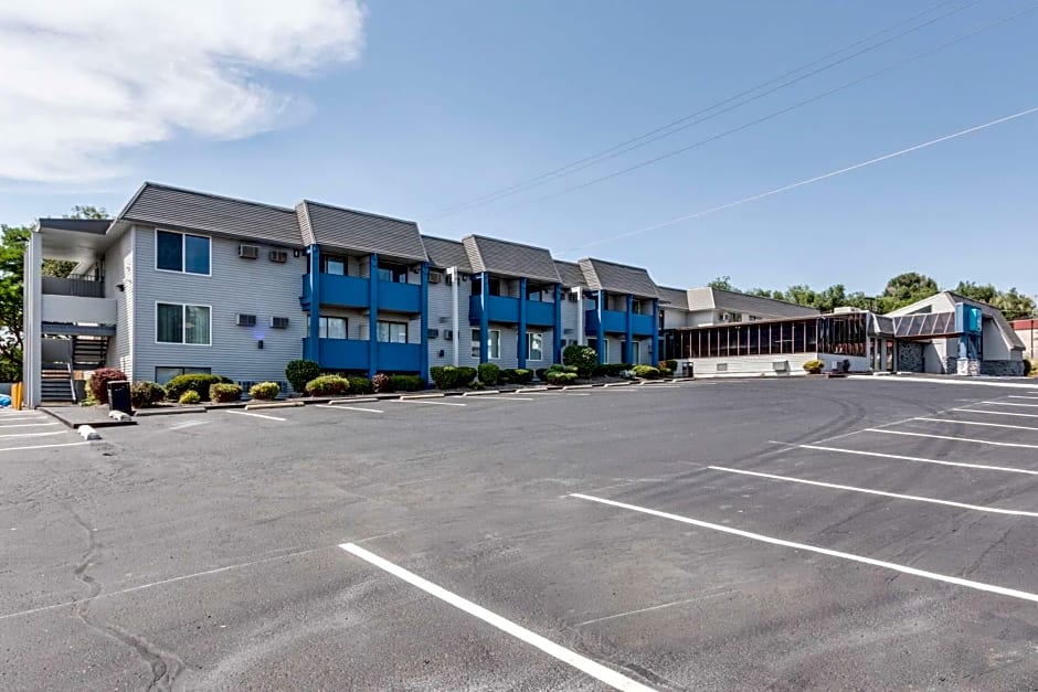 Days Inn & Suites by Wyndham Spokane