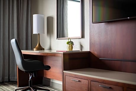 1 Bedroom Junior Suite, 1 King, B. Allis Plaza view, City view