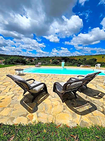 Chalés Vila Carrancas - Ao lado do centro com piscina, cozinha completa e muita tranquilidade