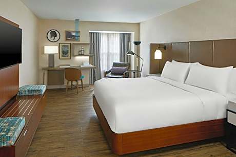 King Room with Adapted Tub - Mobility and Hearing Accessible