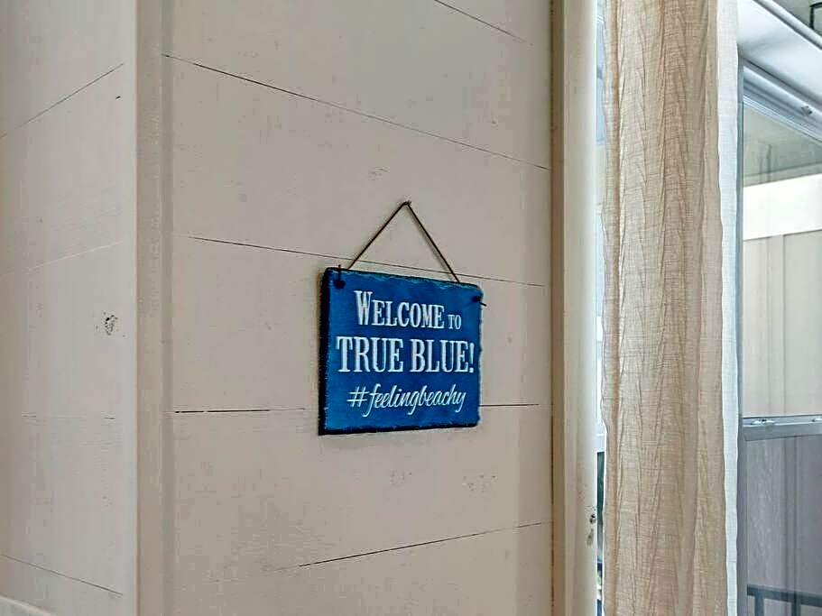 TRUE BLUE-Coastal cottage-3 min walk to beach! POOL!