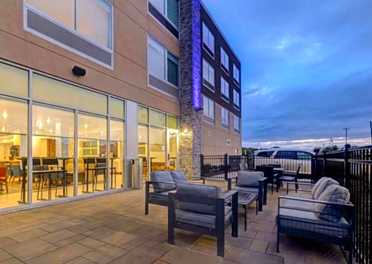 Holiday Inn Express & Suites - Detroit - Dearborn By IHG