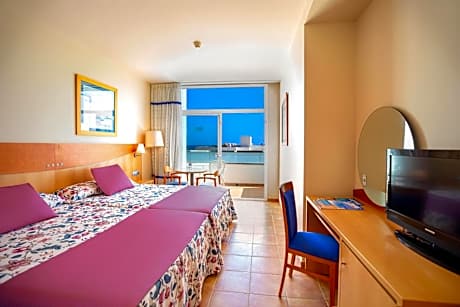 Double Room with Two Double Beds (2 Adults + 2 Children)