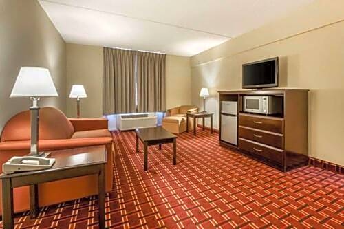 Econo Lodge Inn & Suites Triadelphia - Wheeling