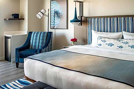 King Room with Roll-in Shower - Mobility and Hearing Accessible