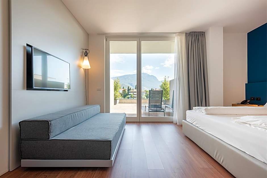 HOODY ACTIVE & HAPPINESS HOTEL