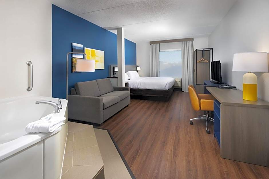 Comfort Suites Outlet Center