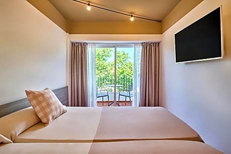 Double Room (2 Adults + 1 Child) - Unlimited Brunch