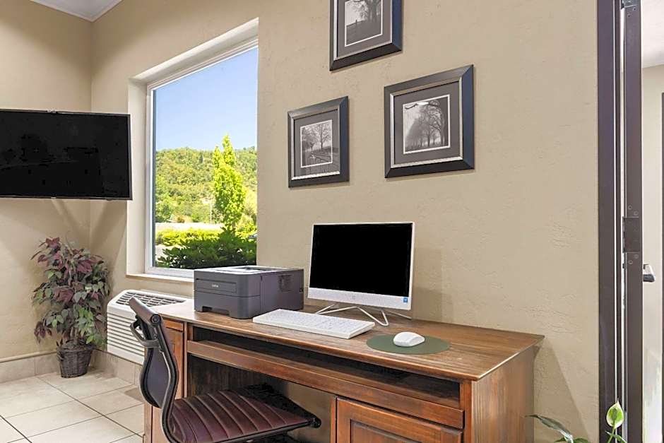 Super 8 by Wyndham Roseburg