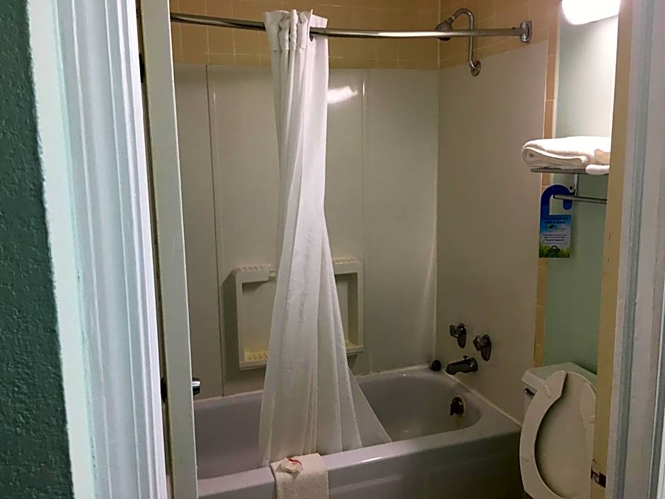 Days Inn by Wyndham Lavonia