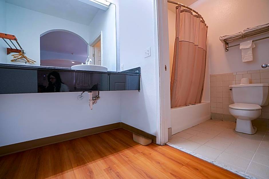 Island Inn By OYO Galveston Beach, TX