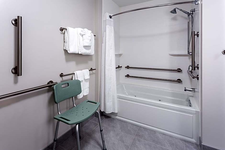 Holiday Inn Express & Suites Rice Lake By IHG