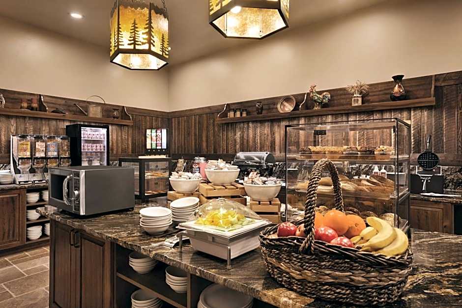 Glacier International Lodge