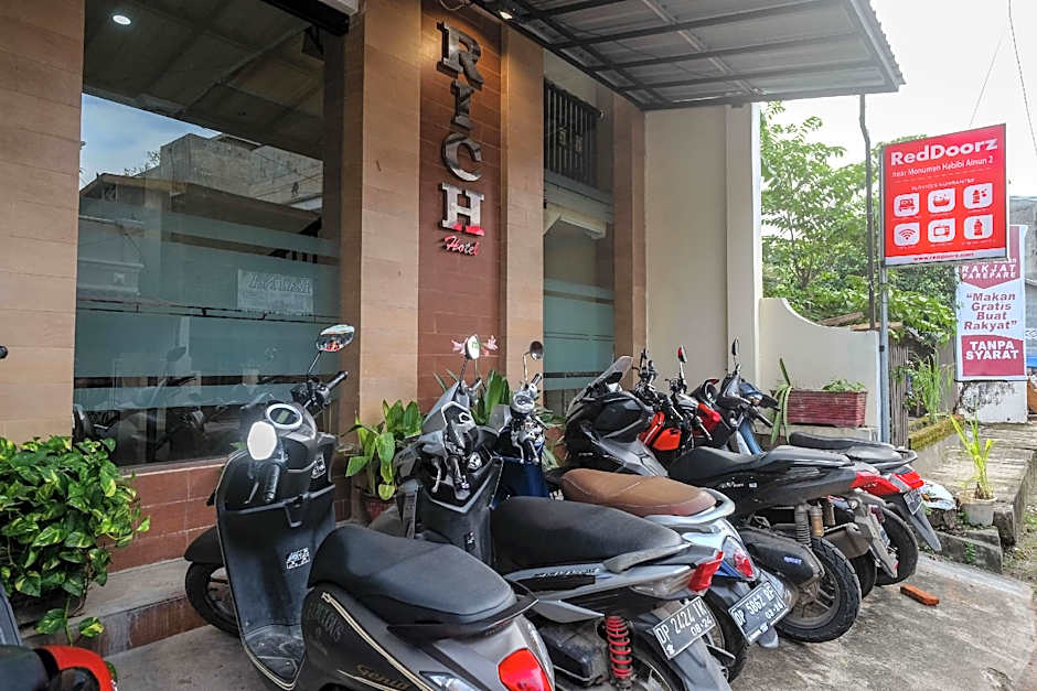 RedDoorz @ Hotel Rich Parepare near Pantai Mattirotasi