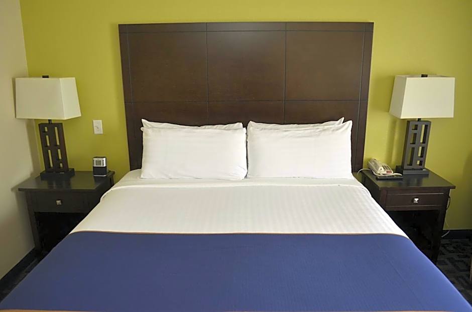 Super 8 by Wyndham Irving/DFW Apt/North