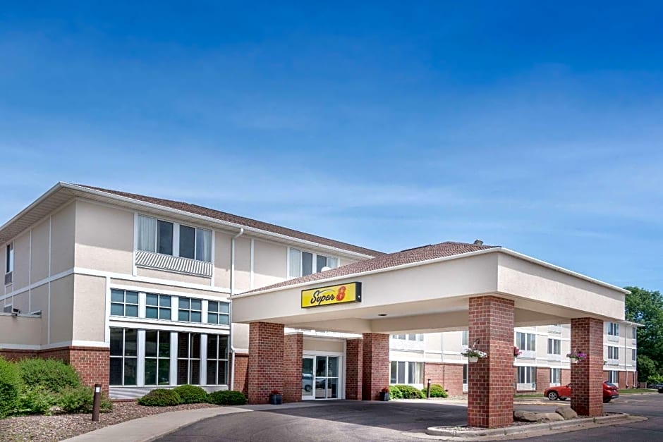 Super 8 by Wyndham Menomonie WI