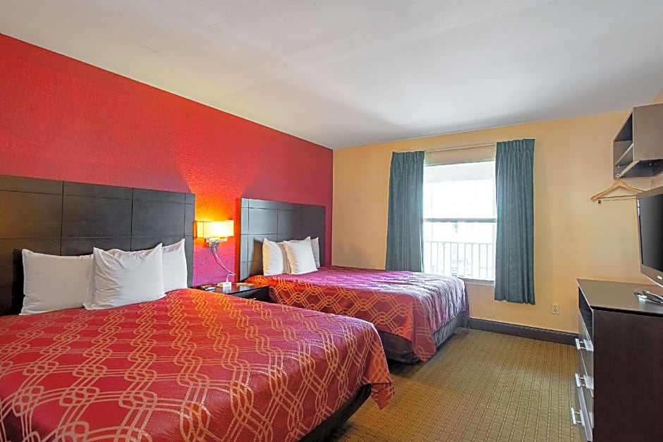 Econo Lodge Inn & Suites Clearwater Central