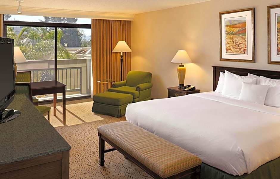 Photo 1 of 6 of 1 King Bed, Balcony