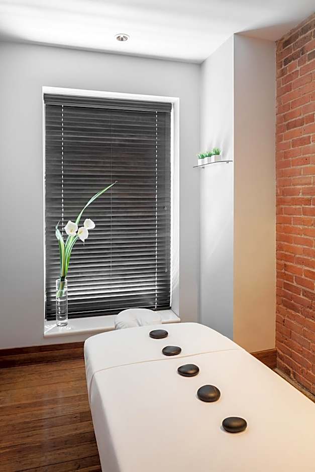 Le Place d Armes Hotel Suites