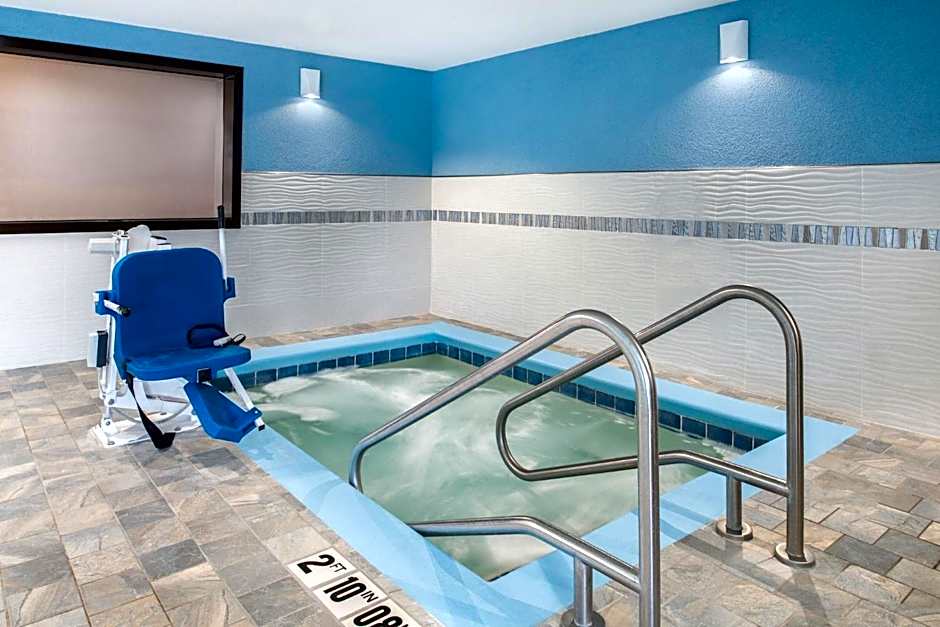 Holiday Inn Express Hotel & Suites Bismarck By IHG