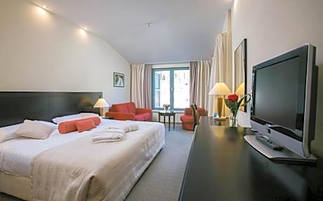 Suite with Balcony and Side Sea View