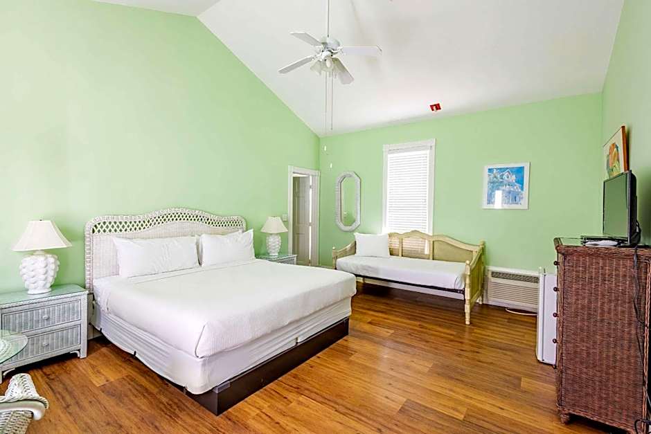 Deluxe King - Curry Mansion with Pool!