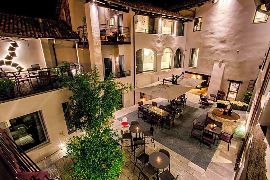 Uve Rooms & Wine Bar