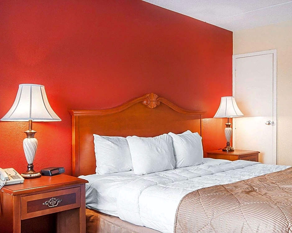 Clarion Inn & Suites University Center