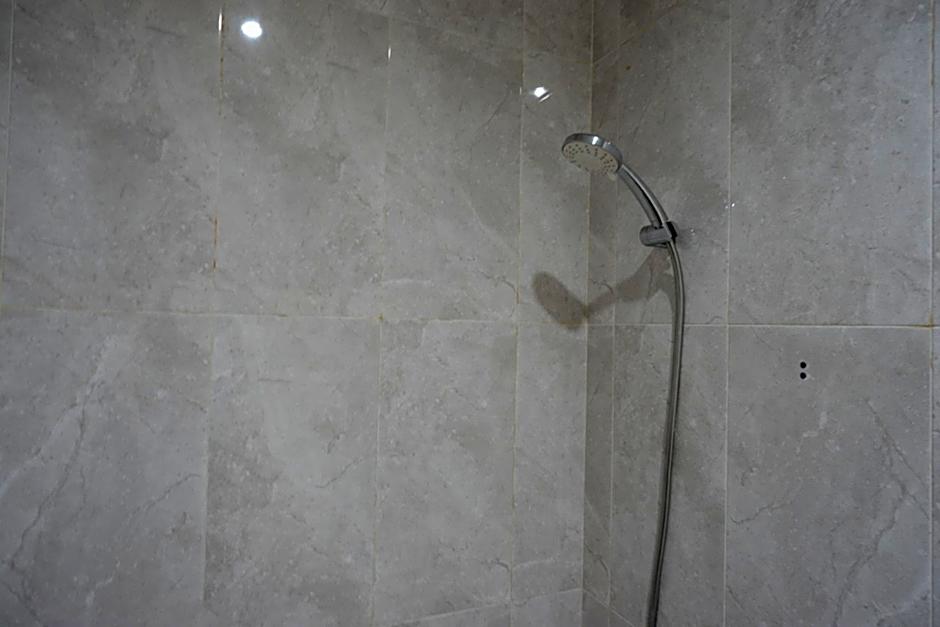 RedDoorz near Mutiara SIS Al Jufrie Airport Palu 2