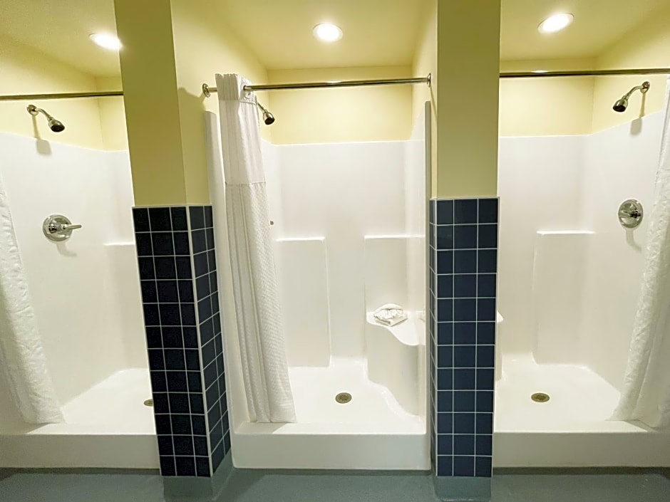 Travelodge by Wyndham Panama City Beach / Beachfront
