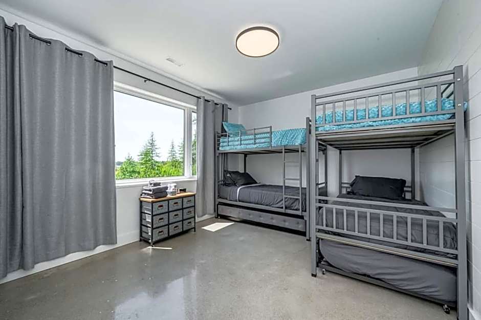 Huronia Luxury Lakefront Views & Game Room!