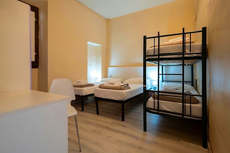 Hotel & Hostel 7