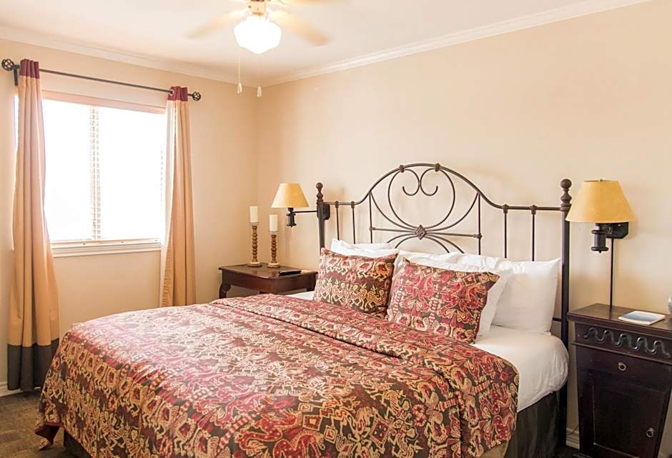 Vineyard Court Designer Suites Hotel