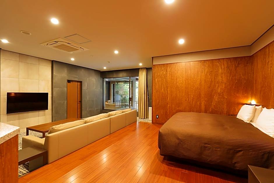 Photo 1 of 5 of 1 King Bed, Jetted Tub