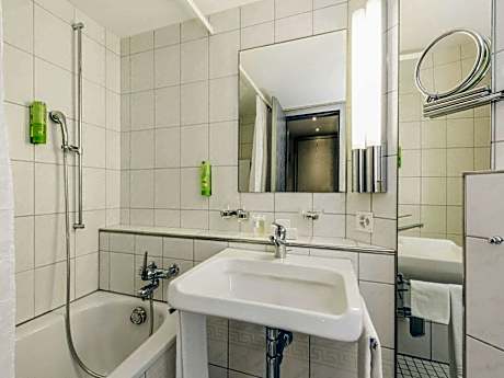 Standard family suite with 2 rooms and connecting door (538 sq