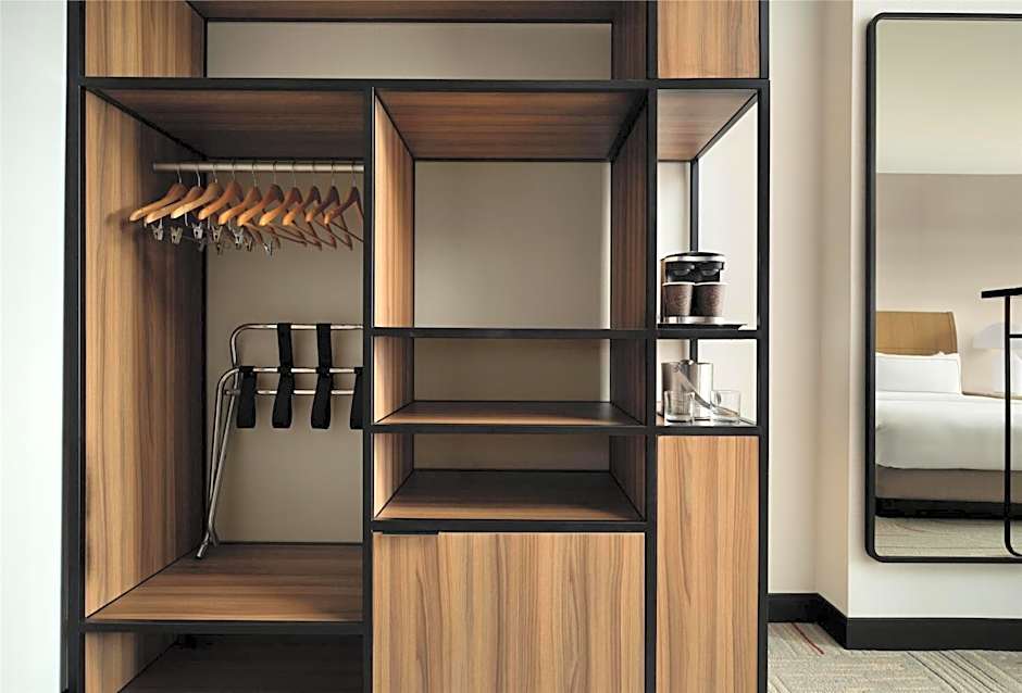 Hotel Zessa Orange County Airport, a DoubleTree by Hilton