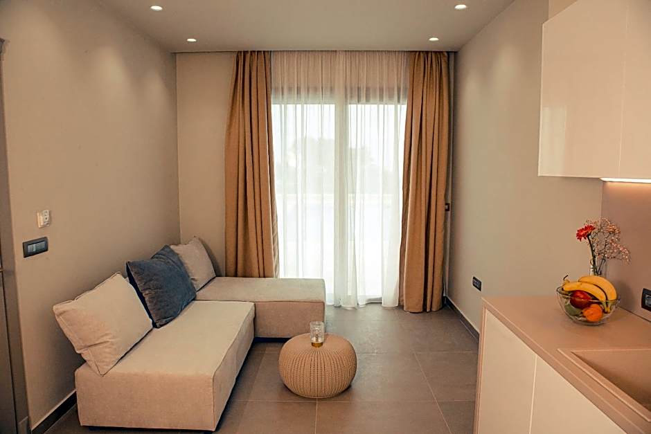 IO Luxury Pool & Hot Tub Suites