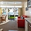 Hananui Lodge and Apartments