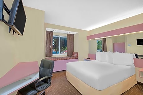 1 Queen Bed Corner Room Non-Smoking