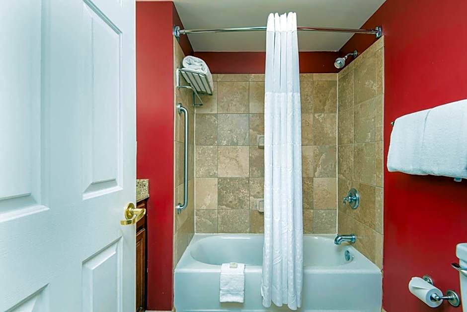 Clarion Collection Arlington Court Suites Hotel